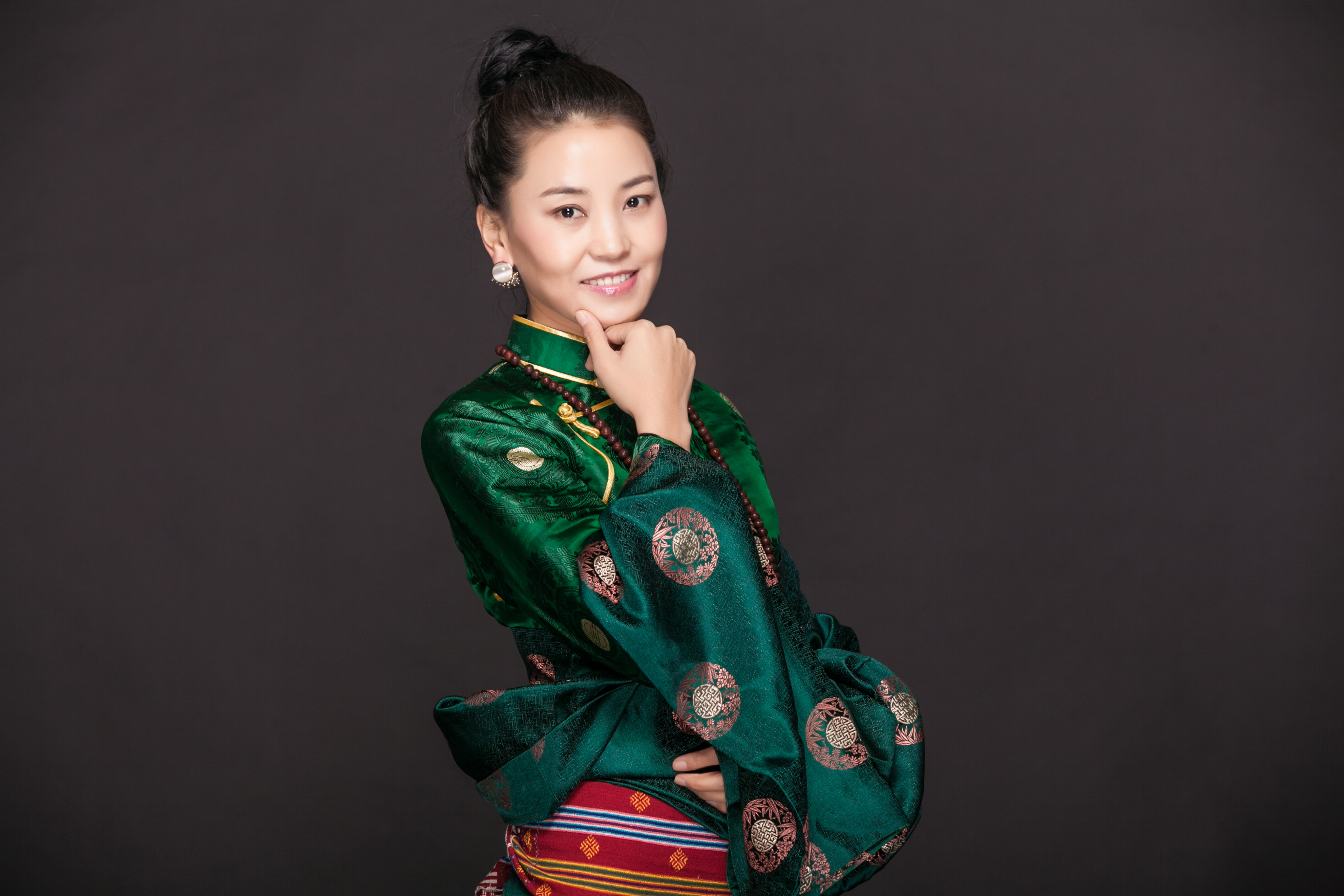  p data-id="go06hye73v">拉吉,歌手,出版专辑《青春的鲜花》,《金色