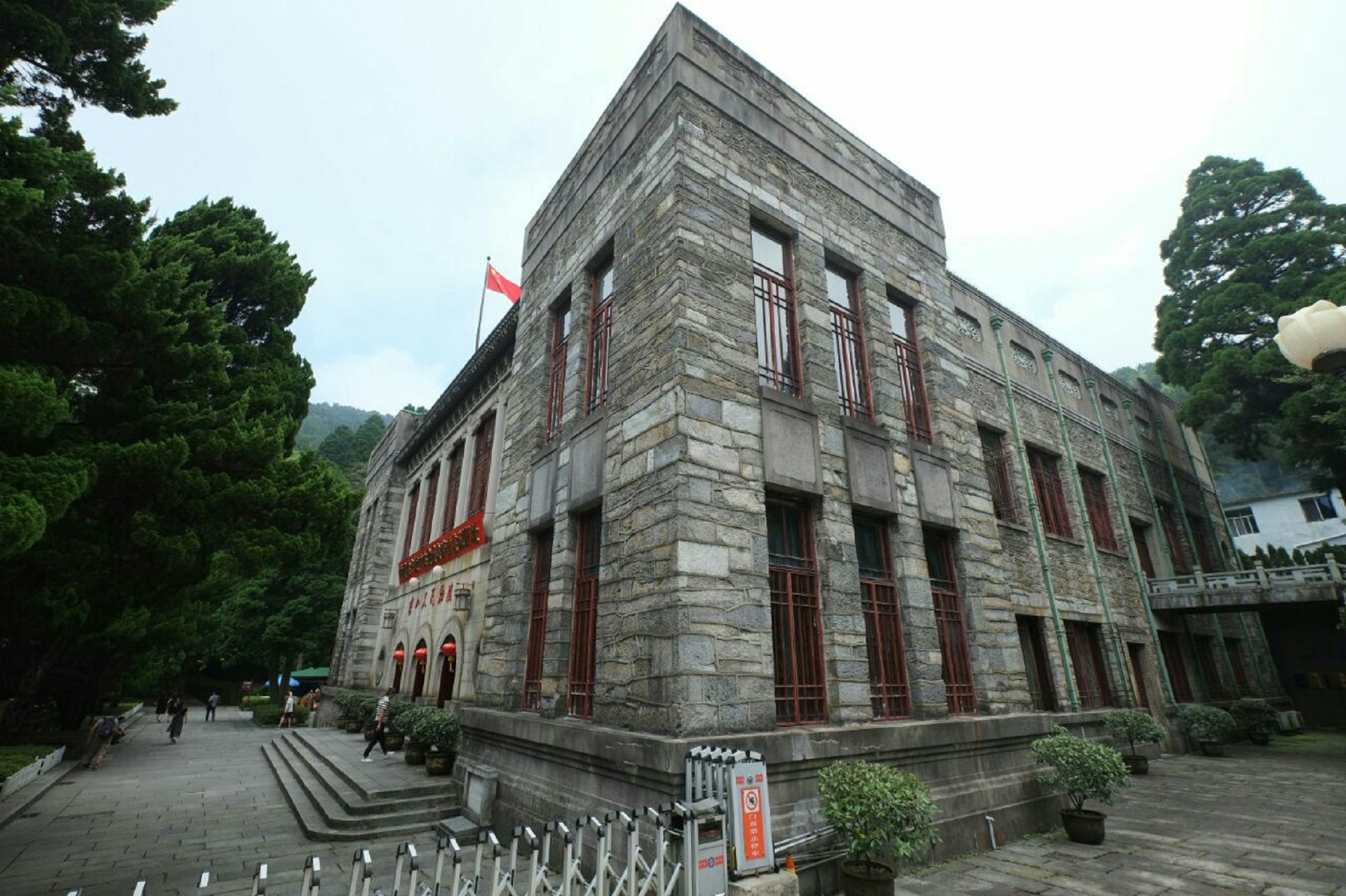  p data-id="gnx8ww1681">庐山会议旧址,位于江西省九江市庐山牯岭东