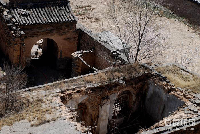 位于陕西省府谷县,因居孤山川北侧山坡之上,故得名.