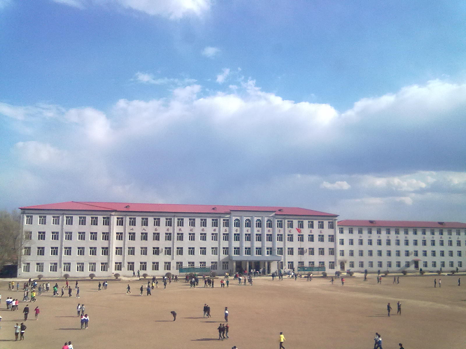 学校设有初中部和高中部.宾县第三中学简称"三中".     /p>