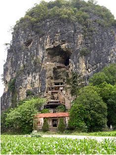  p>万福寺,位于天等县向都镇郊北一里地的琅山,是一座独特的寺庙.