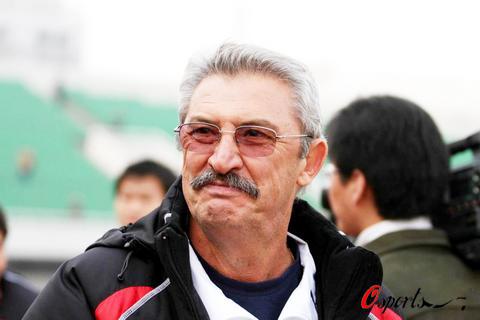  p>若泽·卡洛斯·德·奥利维拉(1947年4月23日——),男,足球教练.