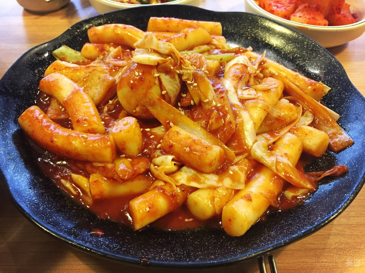 主料是年糕,配料是洋葱,红萝卜,甜不辣等,调料是韩式辣椒酱,通过水煮