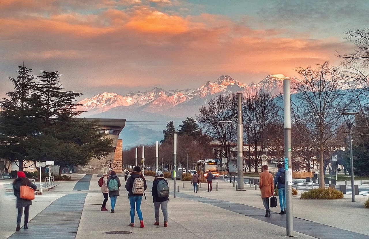 p>格勒诺布尔-阿尔卑斯大学(université grenoble alpes,uga),创建