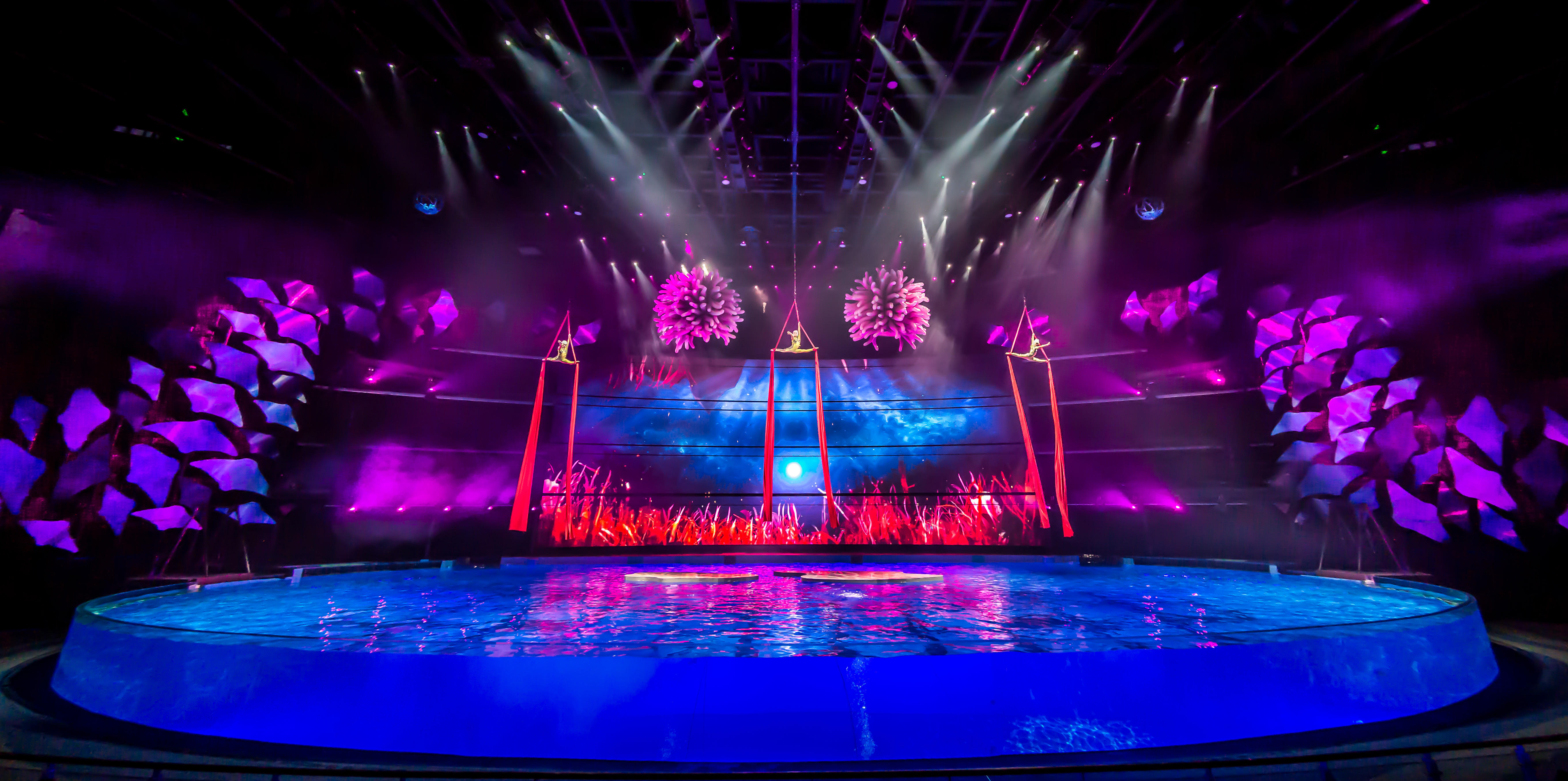  p>《c秀》是由复星旅游文化集团打造的大型原创驻