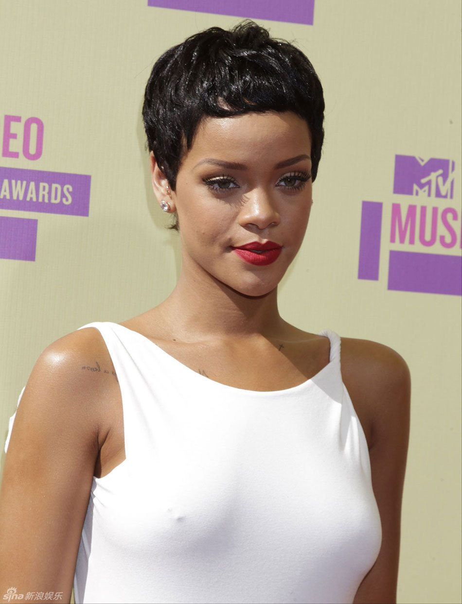  p>蕾哈娜(rihanna),全名罗比恩·蕾哈娜·芬缇(robyn rihanna fenty)