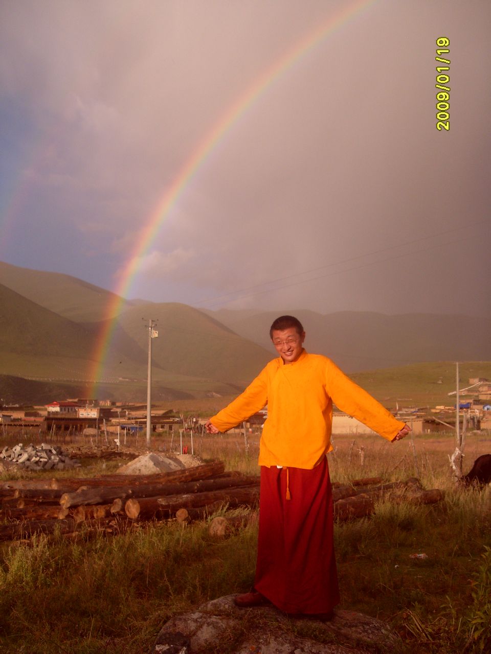 7岁的白玛次成仁波切被协庆·嘉察仁波切及诸多贤成兼备的高僧一致