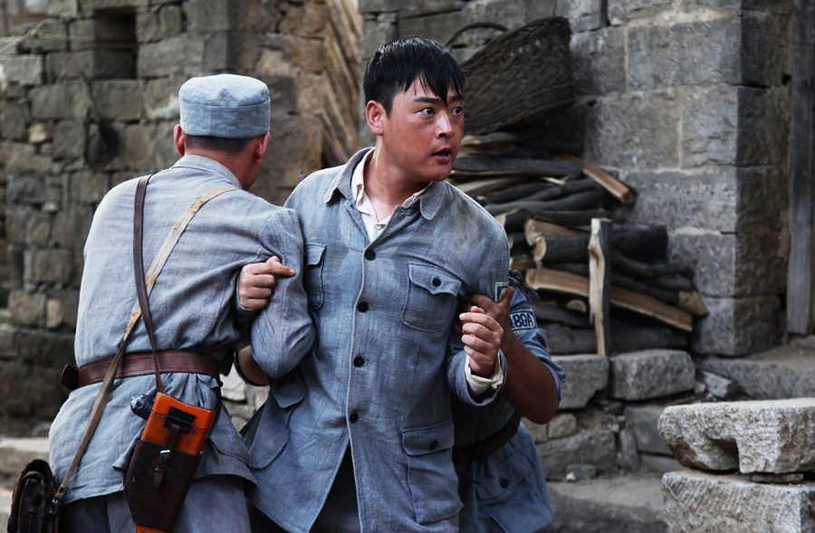  p>张桐,1981年8月26日出生于天津,法国里昂艺术戏剧学院研究生毕业