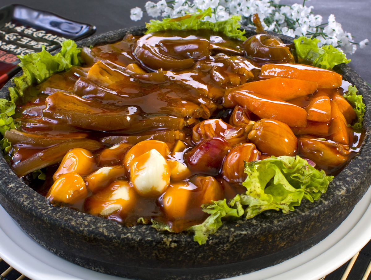  p data-id="sovnpzfgp2wx">石锅驴肉,以生驴肉,香菇为主料制作的菜品