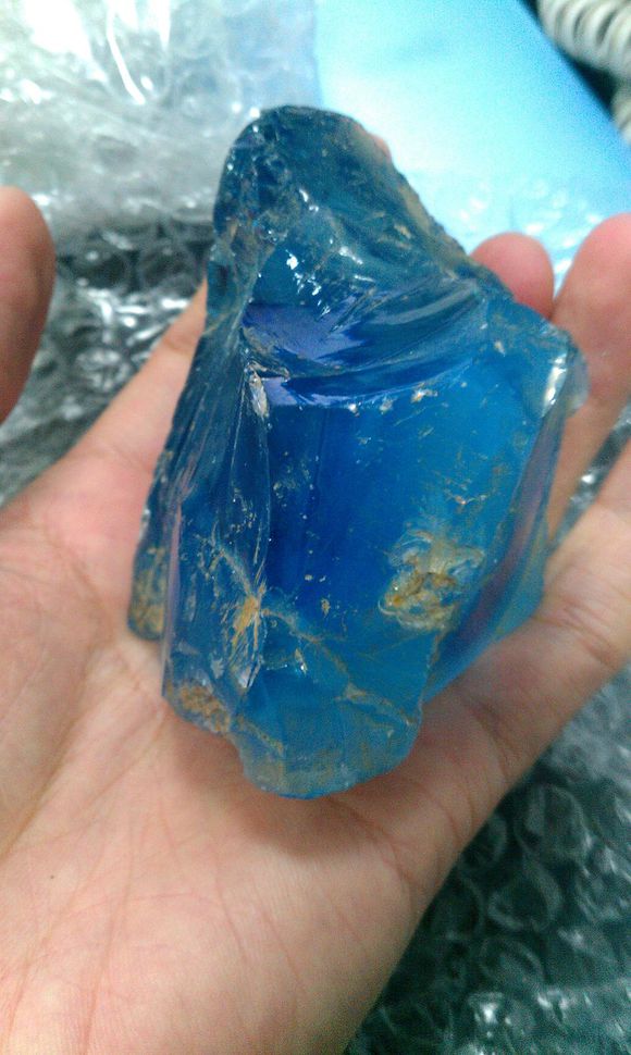 火山喷发出来的熔岩,迅速冷却来不及结晶而形成的一种玻璃质结构岩石
