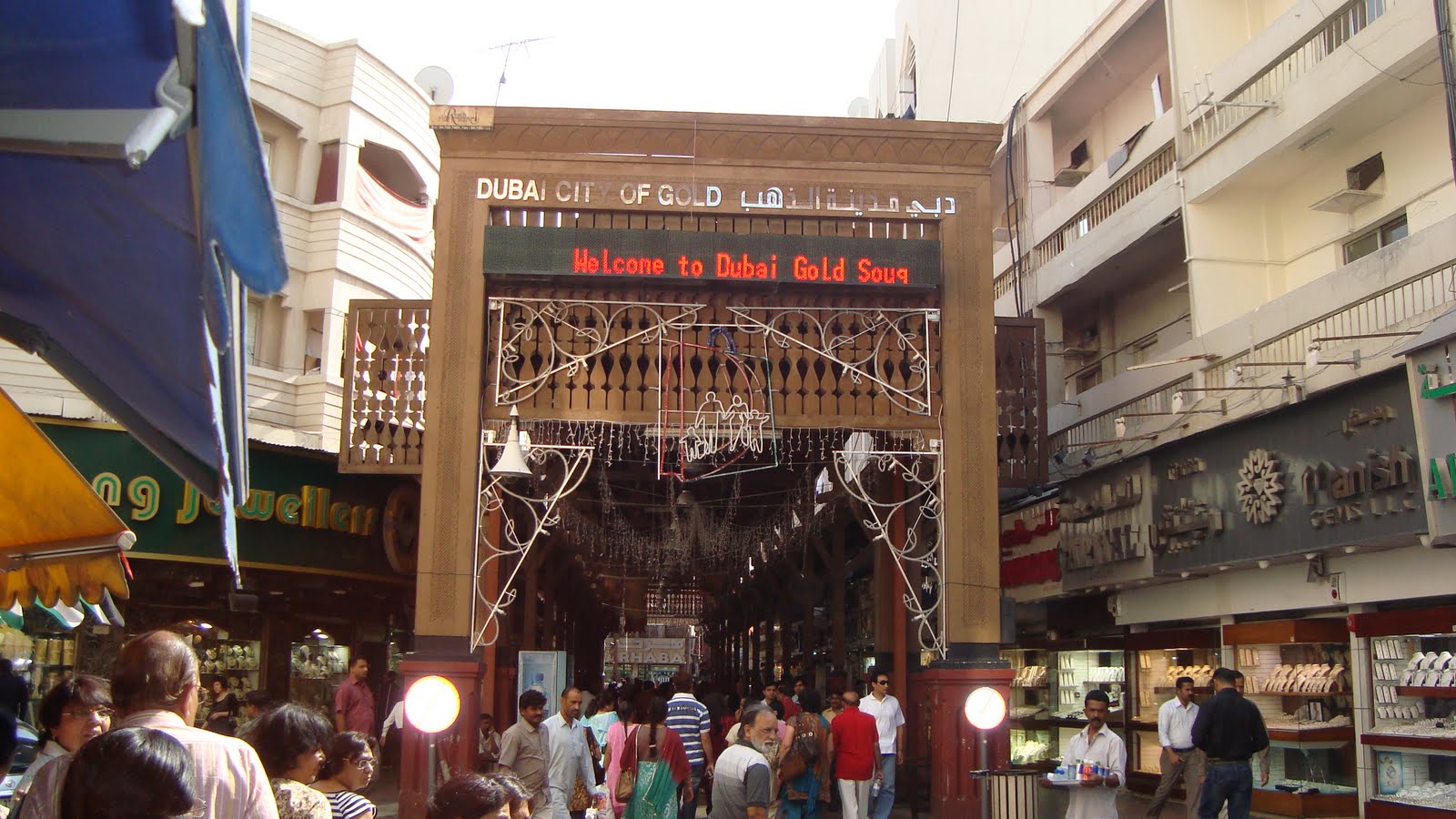  p>迪拜有一条黄金街,该街位于迪拜老城区的goldsouk,这里是世界第