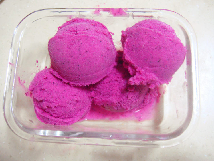  /i>将去皮的红心火龙果扔进搅拌机,加入牛奶,淡奶油,白砂糖,搅拌成