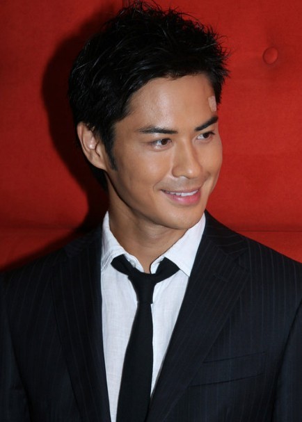 1970年8月15日出生于美国加利福尼亚州旧金山,中国香港男演员及歌手