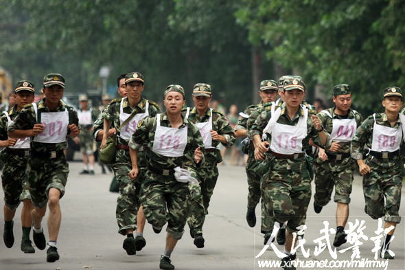 五公里越野分为武装越野和轻装. /p>