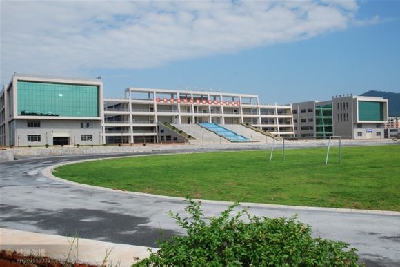  p data-id="gnhfs41m3d">仙女湖中学于2011年9月1日正式投入使用,于