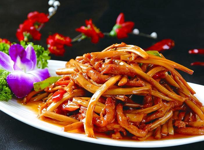  p>茶树菇炒牛肉,英文名tea mushroom fried beef,主料为牛肉,辅料为