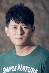  p data-id="gnx0wvnsjb">孟刚,中国时尚歌手,金牌主持,模仿达人.