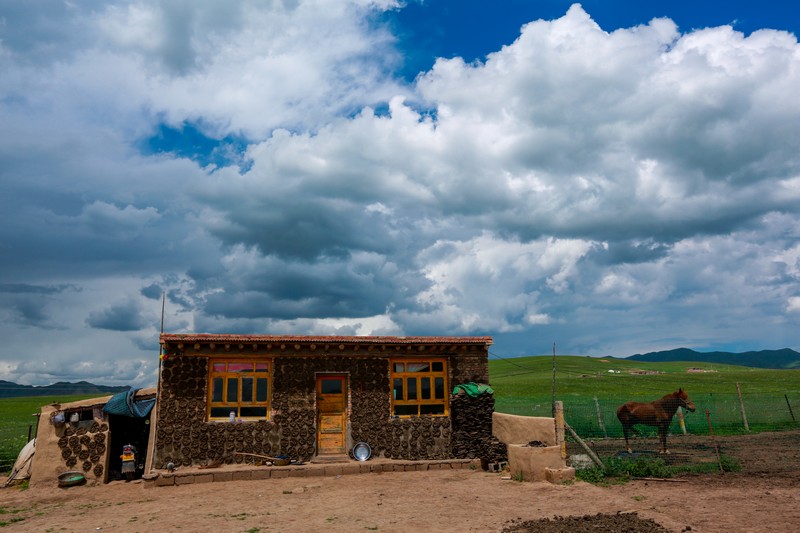  p>于甘肃夏河县城西南1公里处,是桑科乡达久滩("跑马滩"之意)草原的