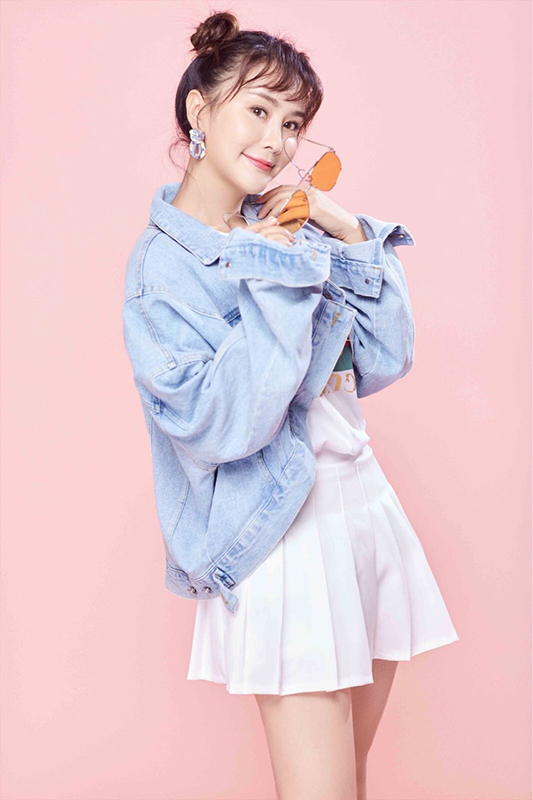  p>胡潇悦 i>(原名:胡雯月) /i>,出生于江苏