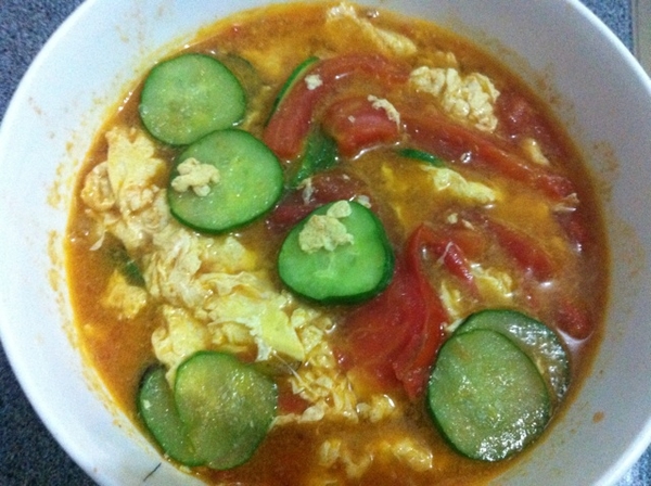 西红柿鸡蛋黄瓜汤