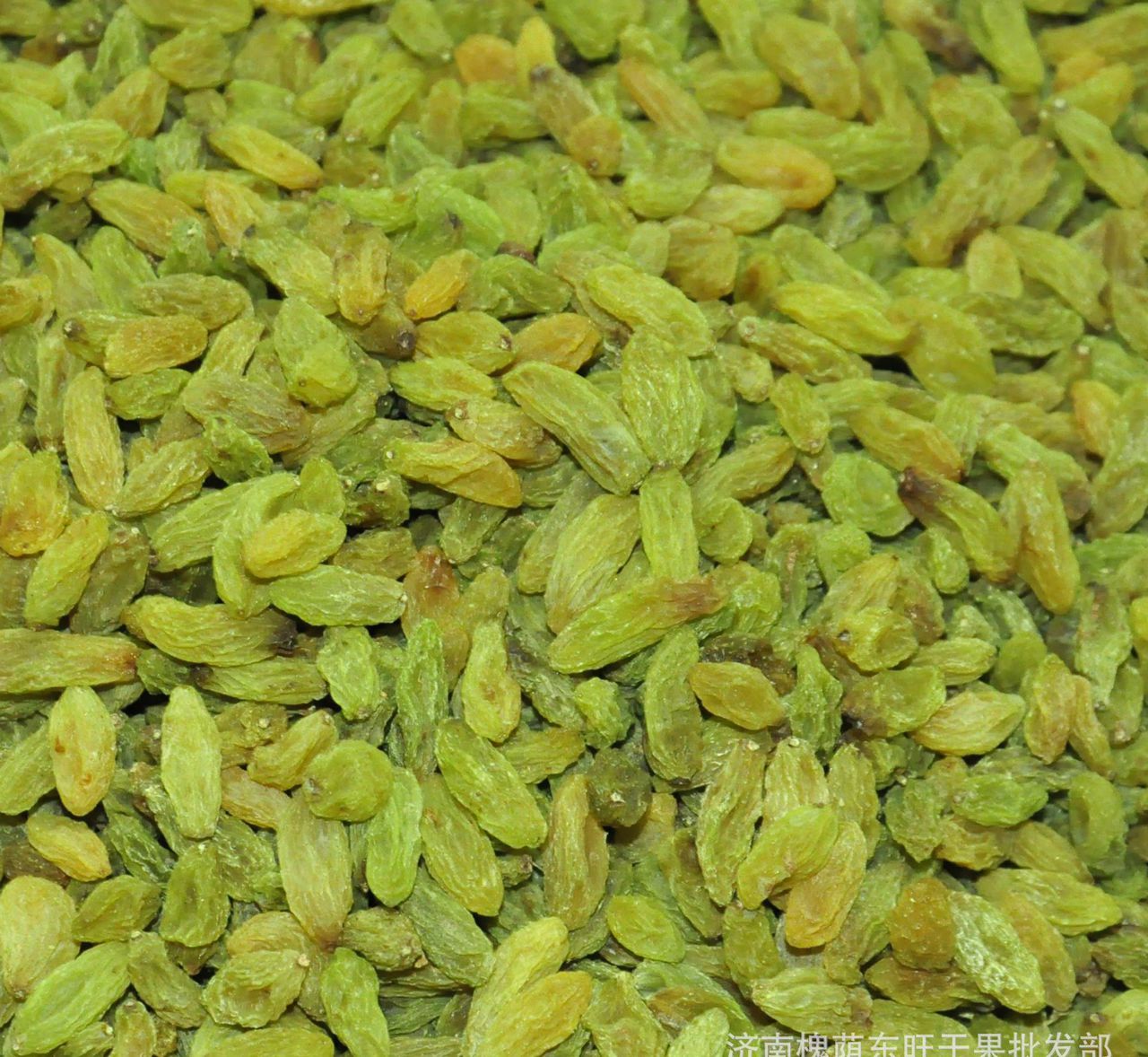  p>葡萄干是借助于太阳热或人工加热使葡萄果实脱水形成的食品,含糖量