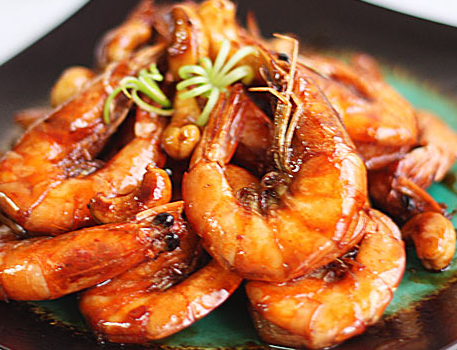 该菜品的主要食材为清明前渤海湾的大对虾,使用鲁菜特有的油焖技法