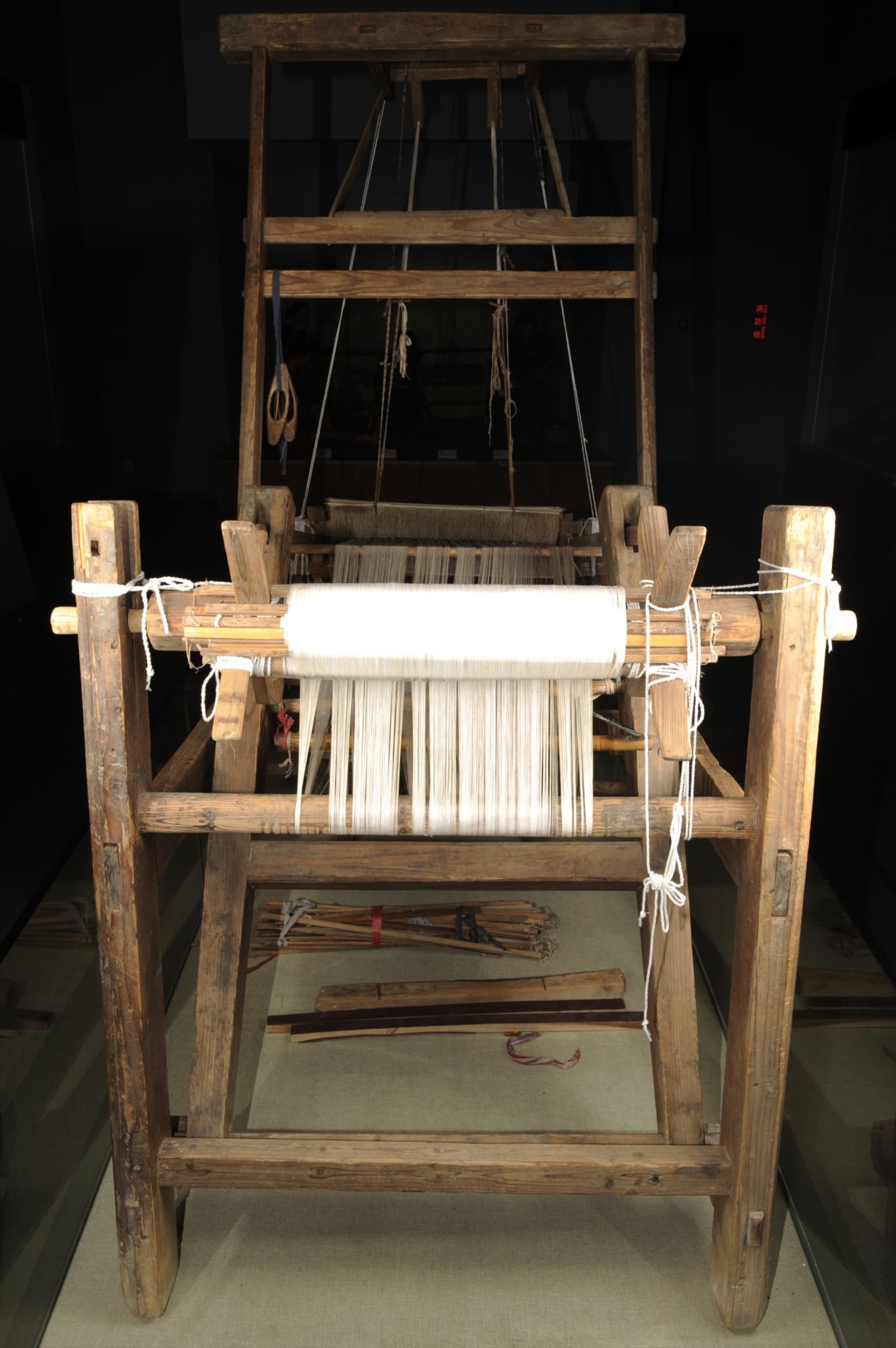 现代水平织布机