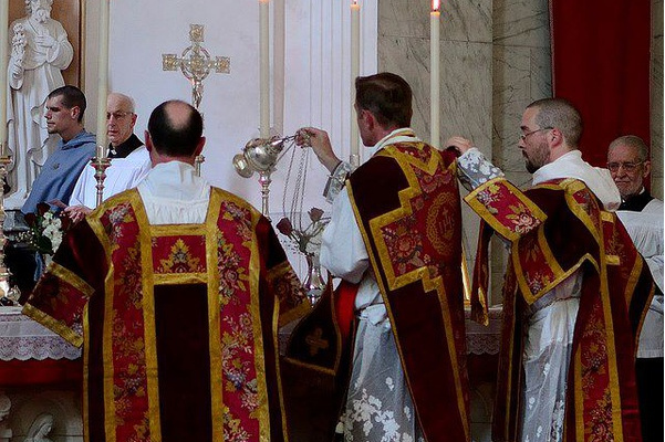 基督教神职人员在 a target="_blank" href="/item/礼拜/492138" data