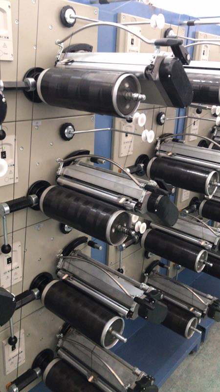 在纺丝过程中引入拉伸作用,可获得具有高取向度和中等结晶度的卷绕丝