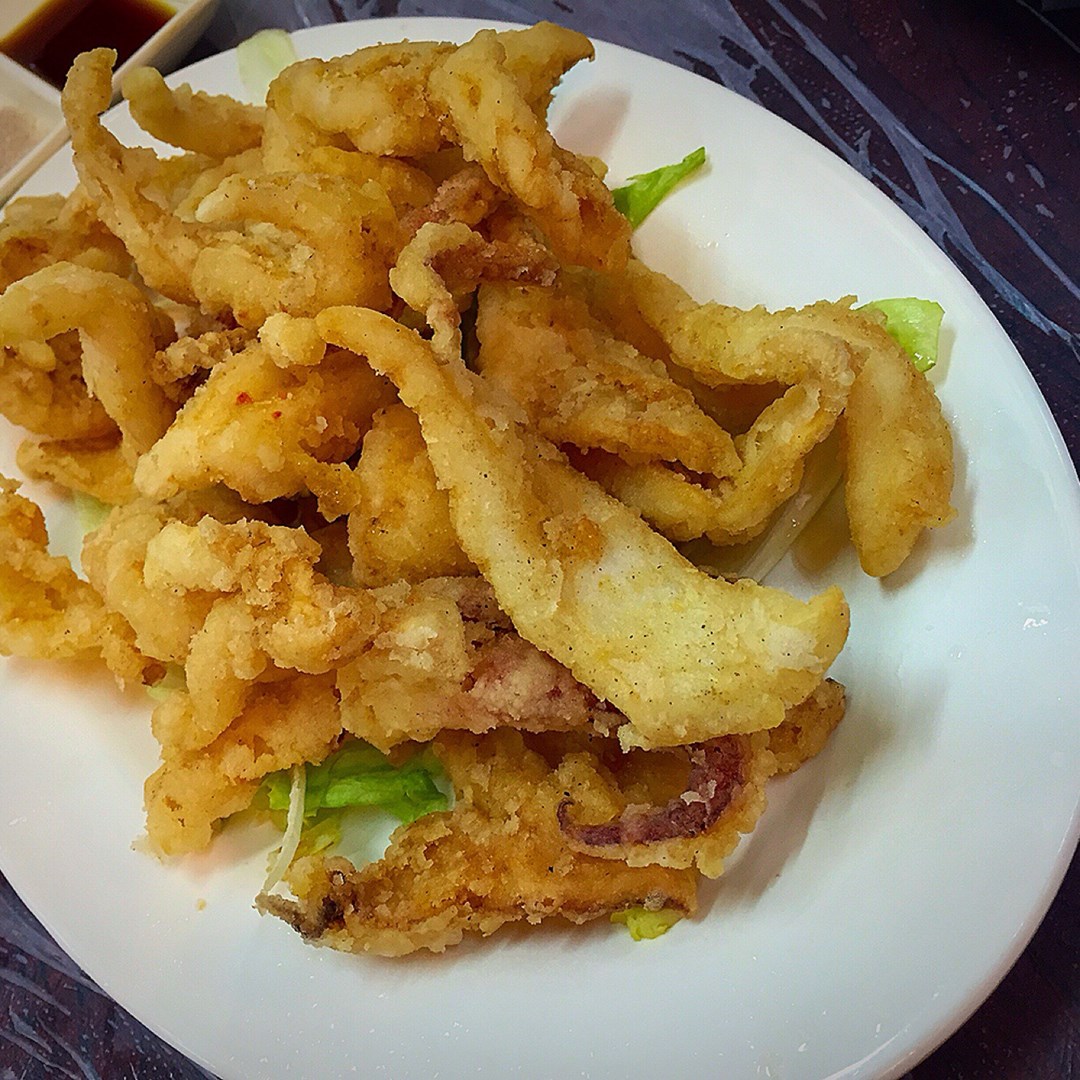 椒盐鲜鱿是一道美食,主要原料为 a target="_blank" href="/item/鱿鱼