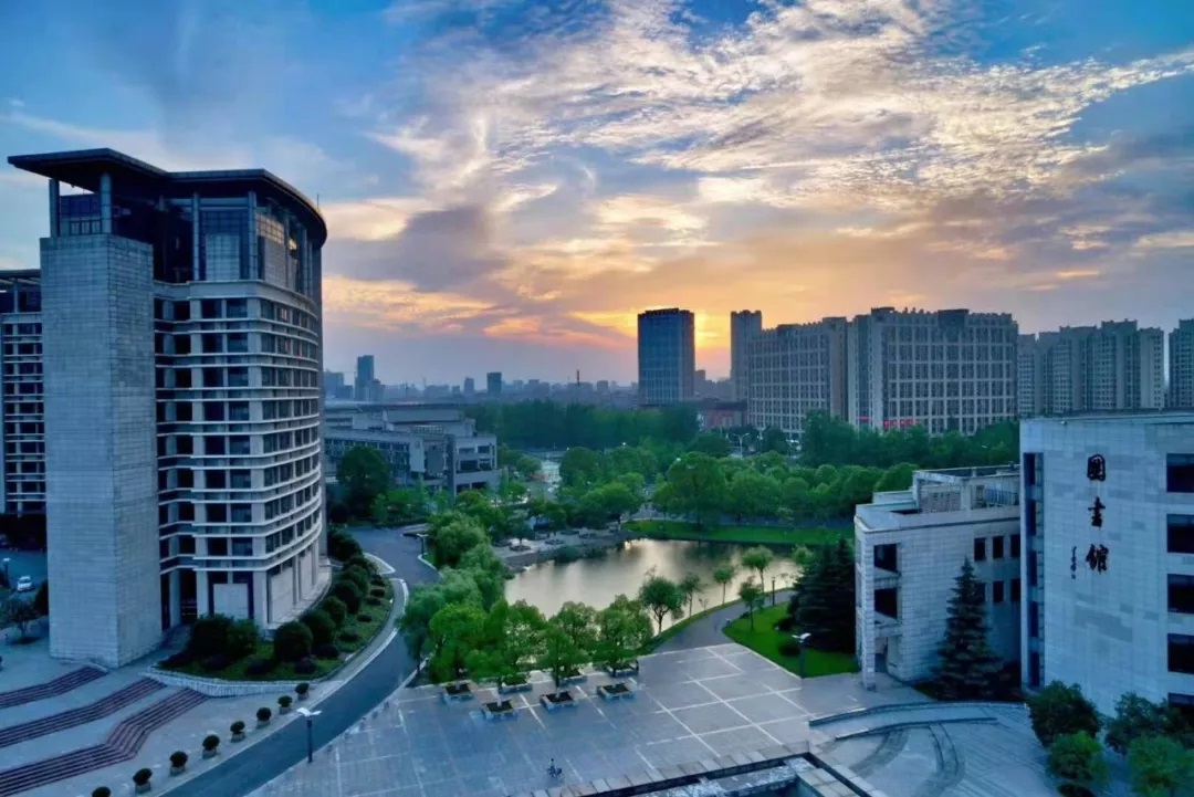  p>浙江工商大学( i>zhejiang gongshang university /i>),简称"浙商