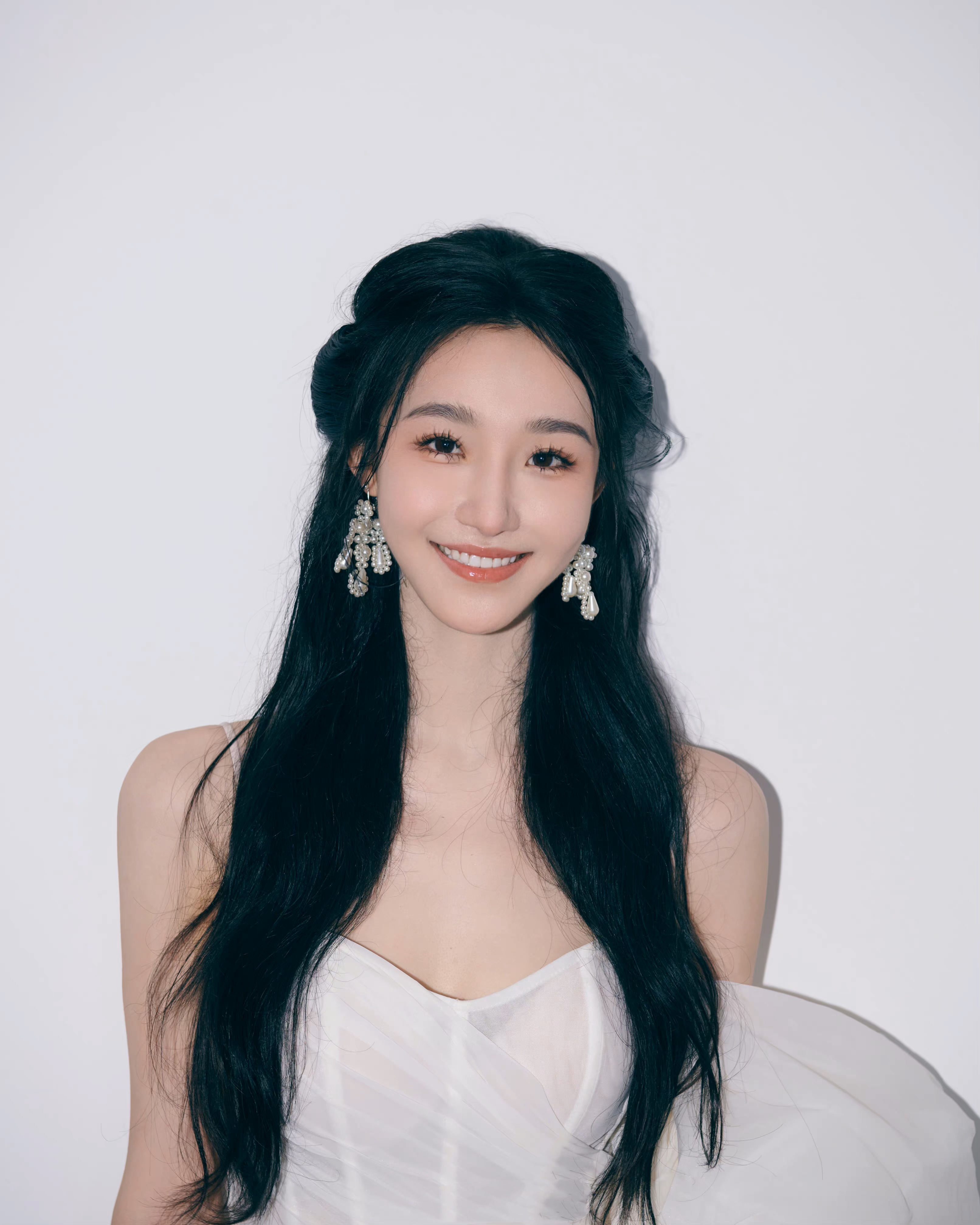 罗奕,1998年5月1日出生于江西省赣州市,中国内地女演员,毕业于北京