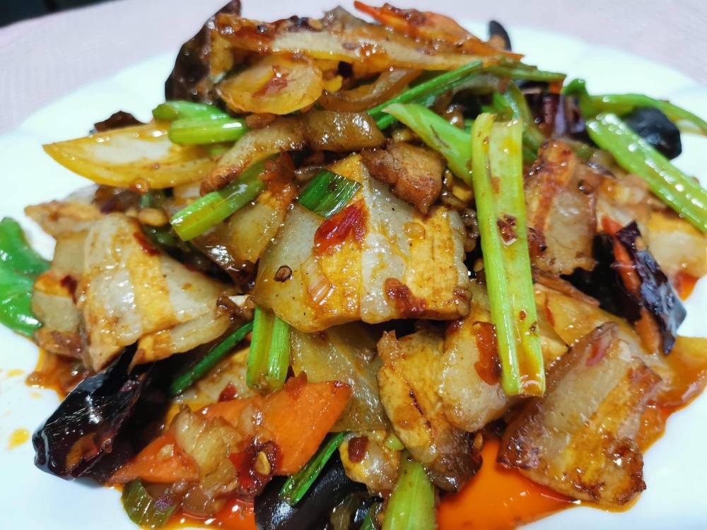  p>东北回锅肉是东北人民在传统经典川菜——回锅肉基础上结合东北