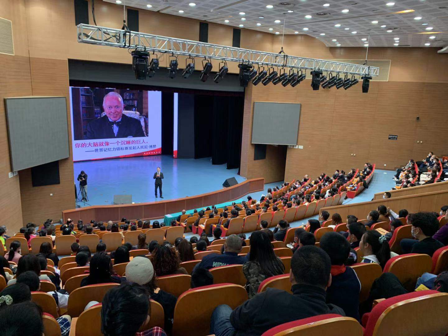  p data-id="gnaq3jubys">李清平,世界记忆大师,毕业于 a target="