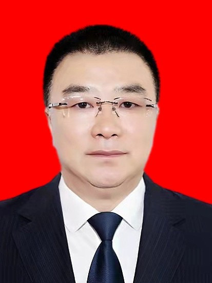  /p> p data-id="gnwnnchz9i">现任哈尔滨市人大法制委员会主任委员.
