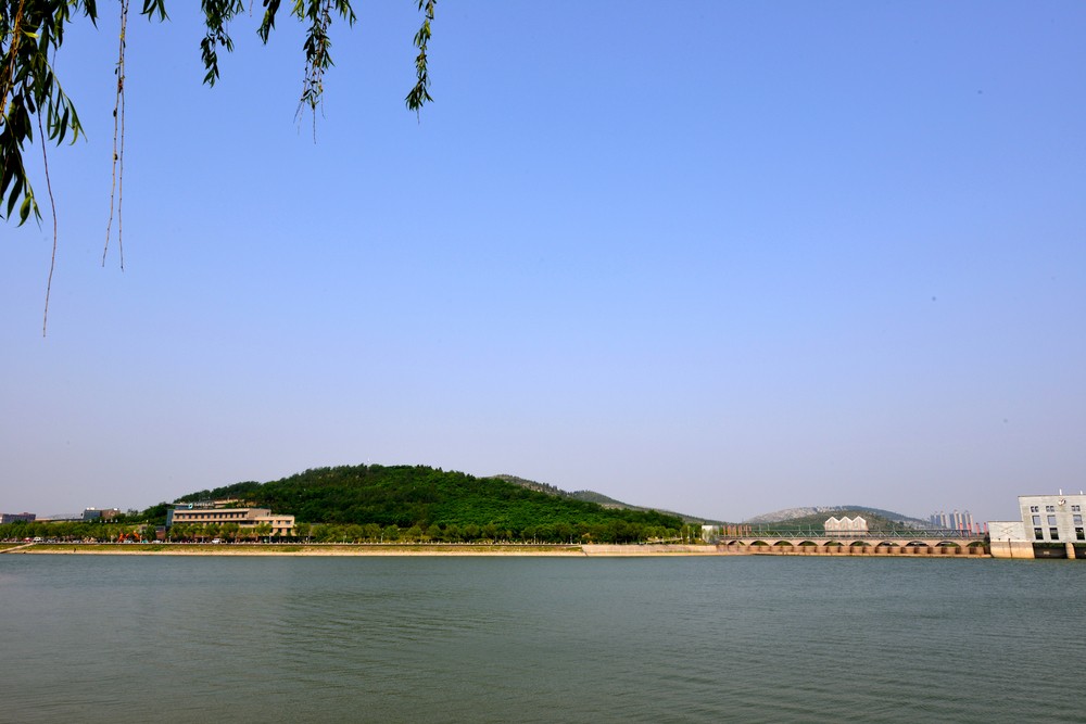 长清湖位于济南国际园林花卉博览园核心区