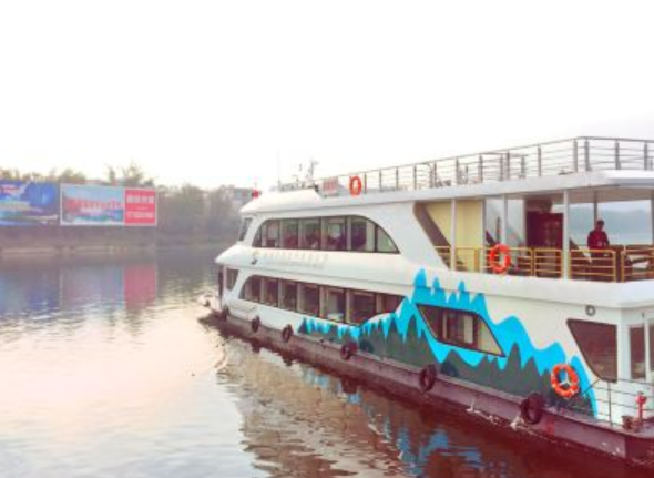  p>漓江四星游船位于桂林市灵川县漓江景区竹江码头. /p>