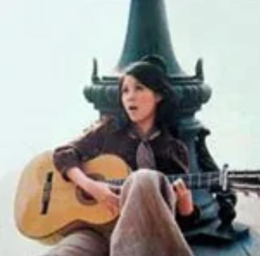 《牵挂》是一首洪小乔作词作曲并自己演唱的歌曲,曾于1971年4月获<