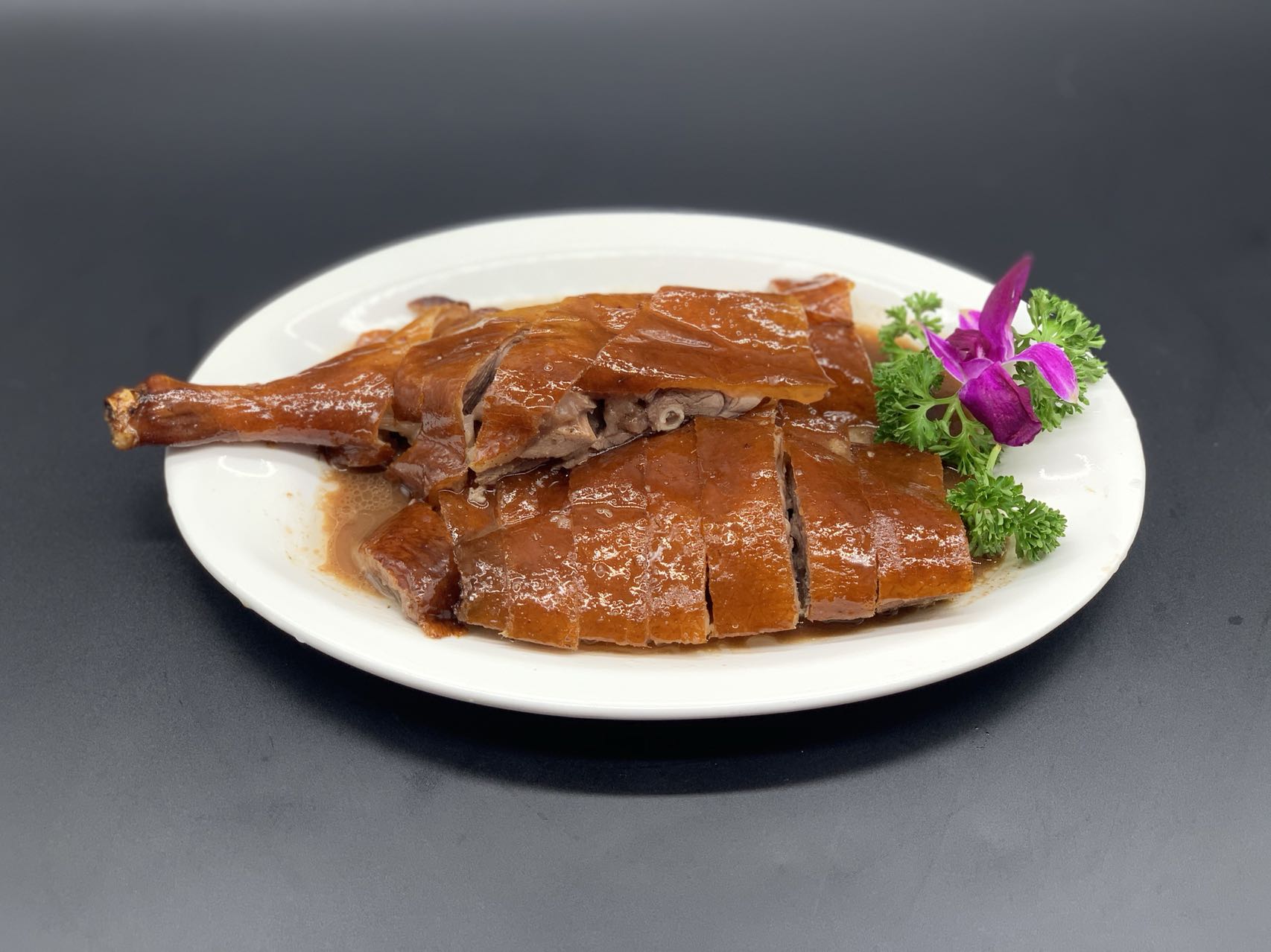 id="gn7h82nsms">洗净腹腔,将鹅坯放入沸水中,滚动几次烫至鹅肉呈白色