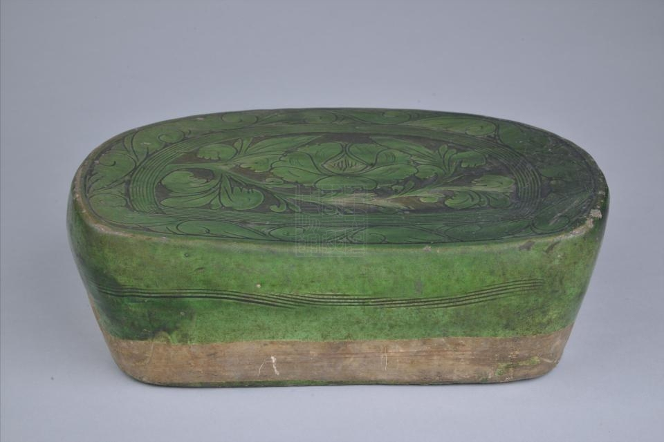 宋当阳峪窑绿釉黑剔花瓷枕