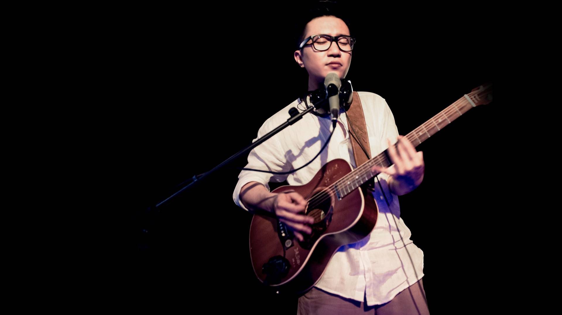  p>暗杠,2月4日出生于广东省梅州市,中国内地民谣男歌手,独立音乐人.