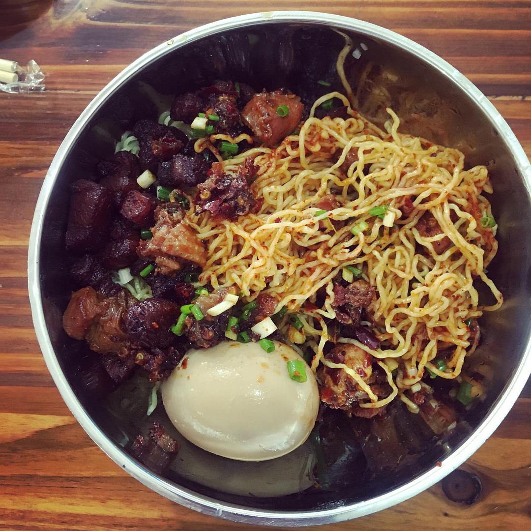  p>康家脆哨面是贵州毕节的地方传统名小吃,主要食材有鸡蛋细面条