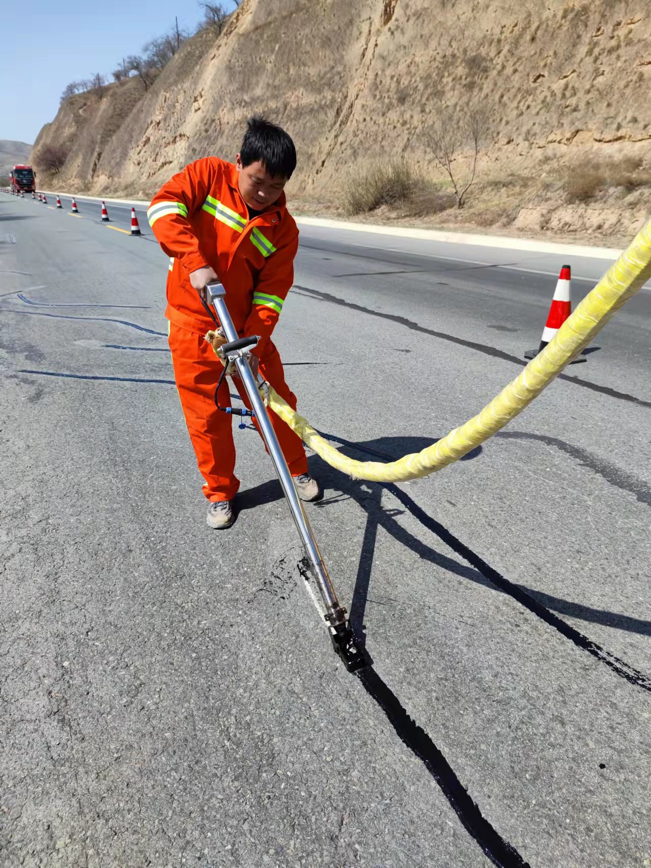  p>沥青路面灌缝技术是一种有效的预防性防护方法.