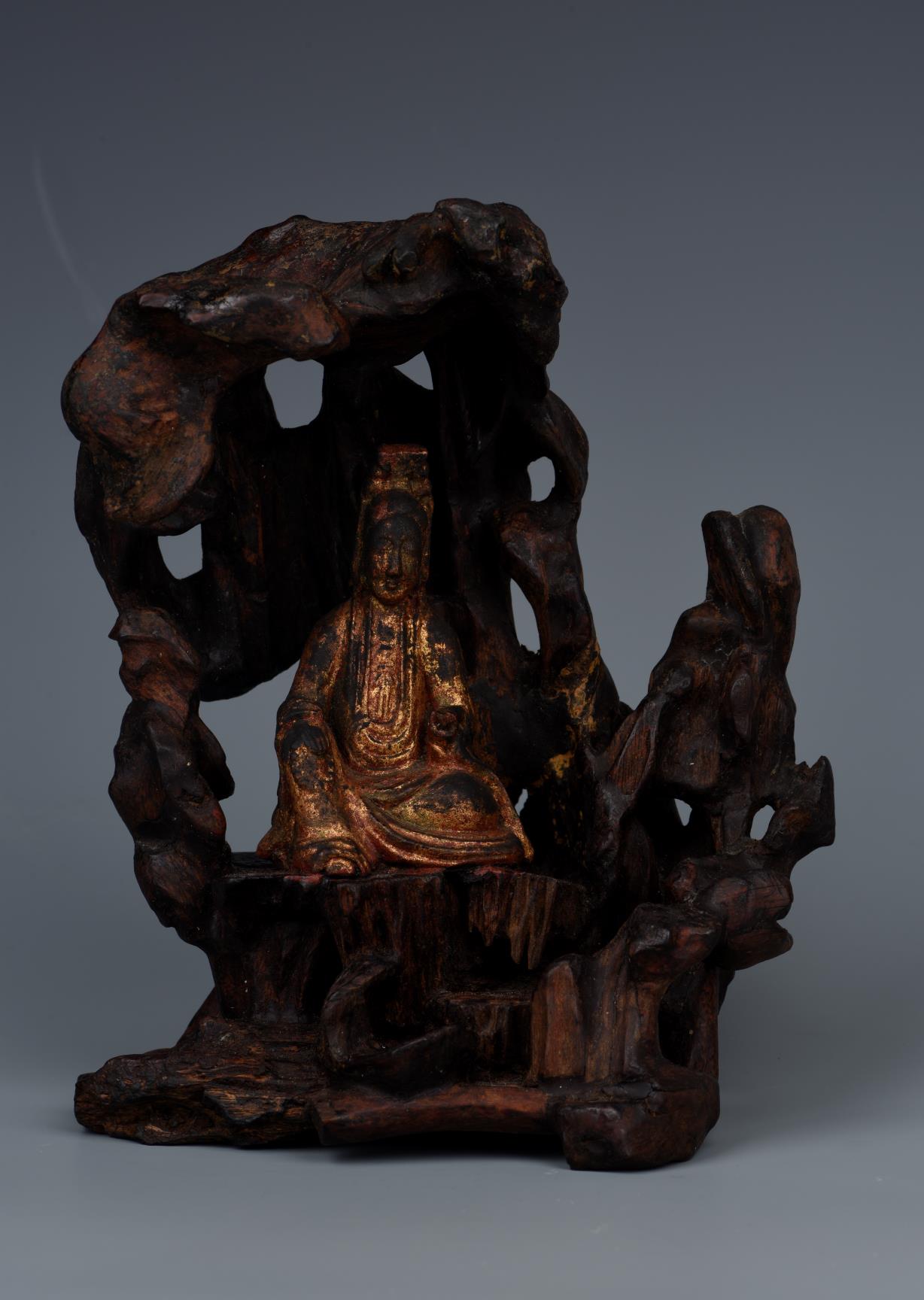  p>沉香木雕漆金自在观音像是明代时期的作品 /p>