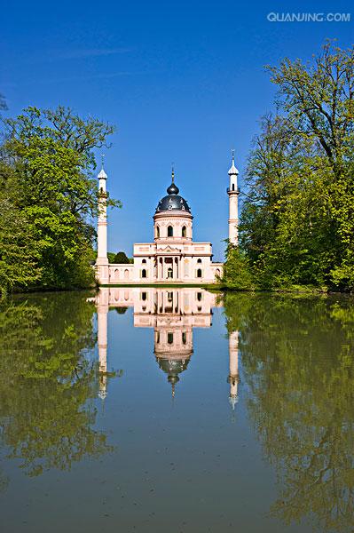 a>信徒礼拜的地方,词根为"拜倒"的意思,因为穆斯林礼拜时需要拜倒叩拜