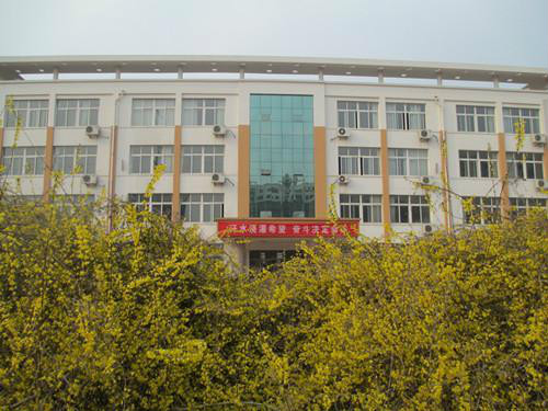  p>诸城市龙都初级中学坐落在龙都街道驻地,辖区内 "白垩纪恐龙地质