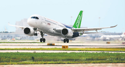 飞机是我国首款完全按照国际先进适航标准研制的单通道大型干线客机