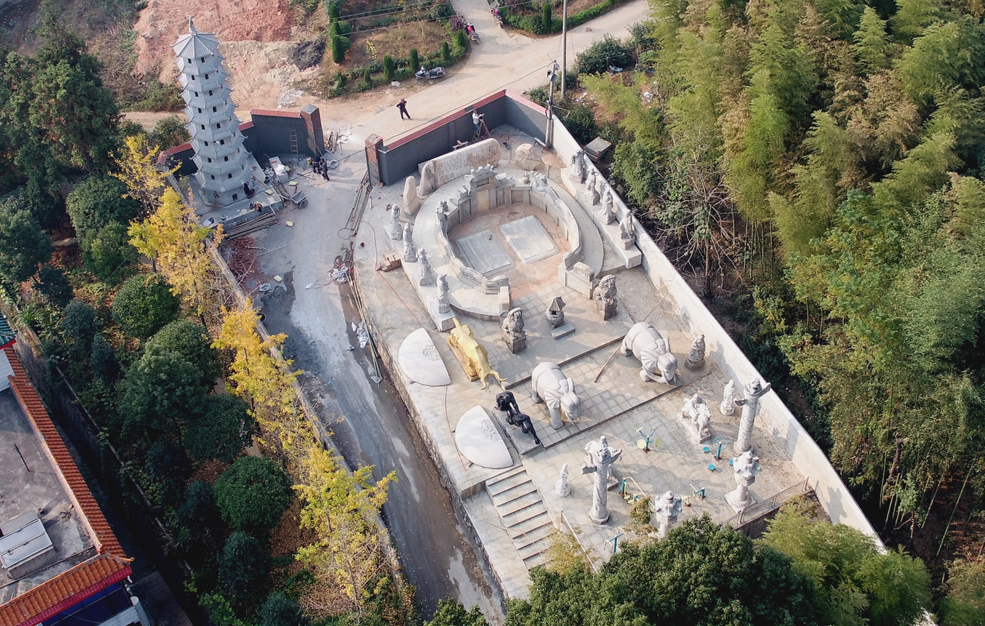  p data-id="gnfak3c41w">2016年12月24日,湘潭人大代表李福坤活人墓