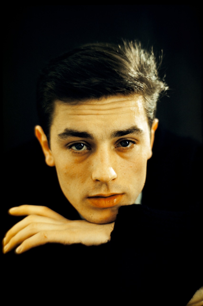 delon) /i>,1935年11月8日出生于法国上塞纳省索镇,法国男演员