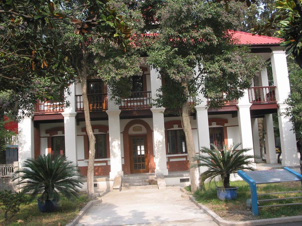  p>苏州市第五中学是一所在苏州市区学校中办学史最长的普通中等学校.